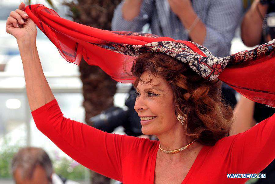 Sophia Loren aparece en Cannes para "La voce umana"