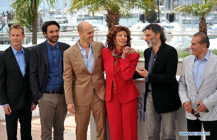 Sophia Loren aparece en Cannes para "La voce umana" 2