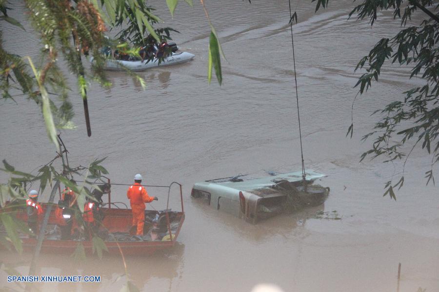 Caída de autobús a río deja 2 muertos y 5 desaparecidos en China 3