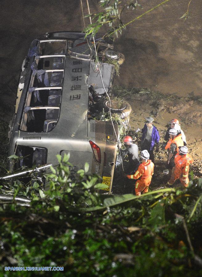 Caída de autobús a río deja 2 muertos y 5 desaparecidos en China 2