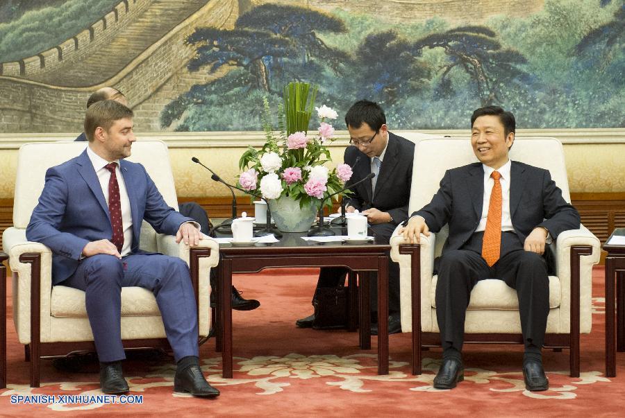 Vicepresidente chino se reúne con delegación de Partido Rusia Unida