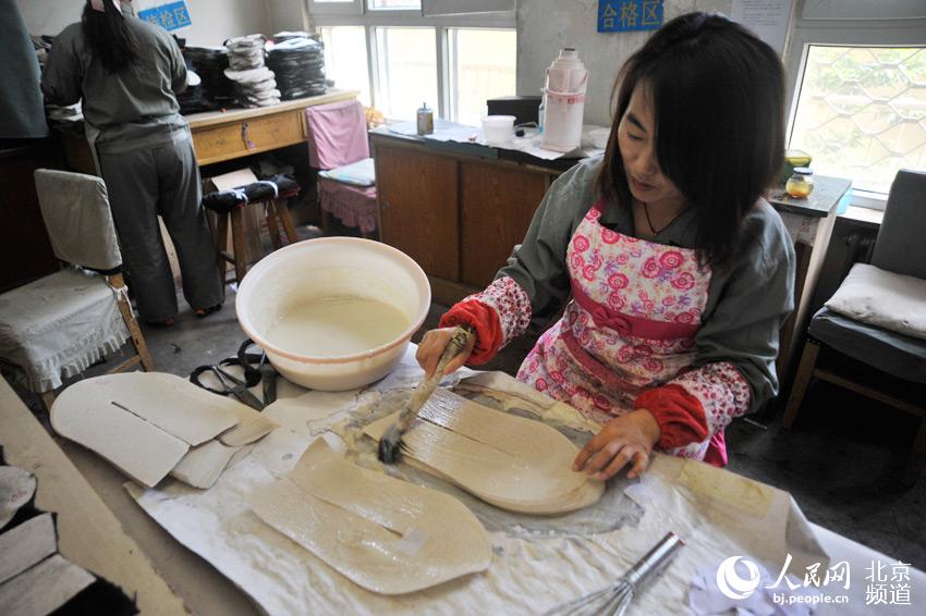 La pasta utilizada para la unión de las capas está hecha de harina y agua. (bj.people.cn)