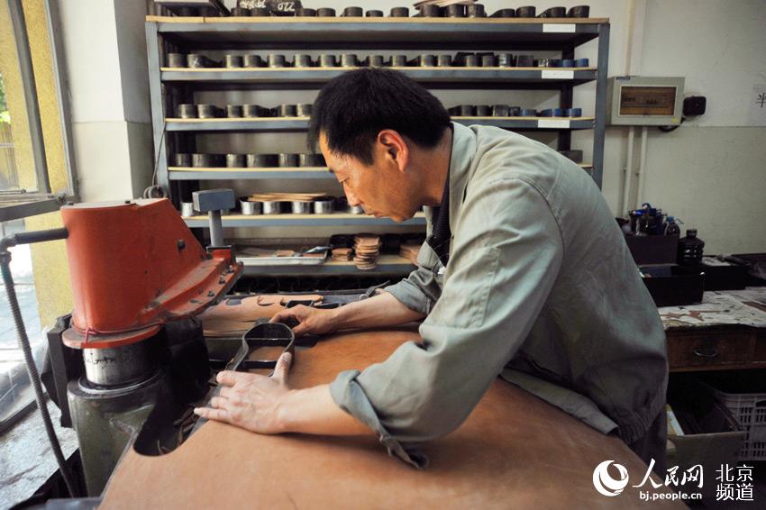 Los zapatos de paño Neiliansheng auténticos son muy complicados de hacer. (bj.people.cn)