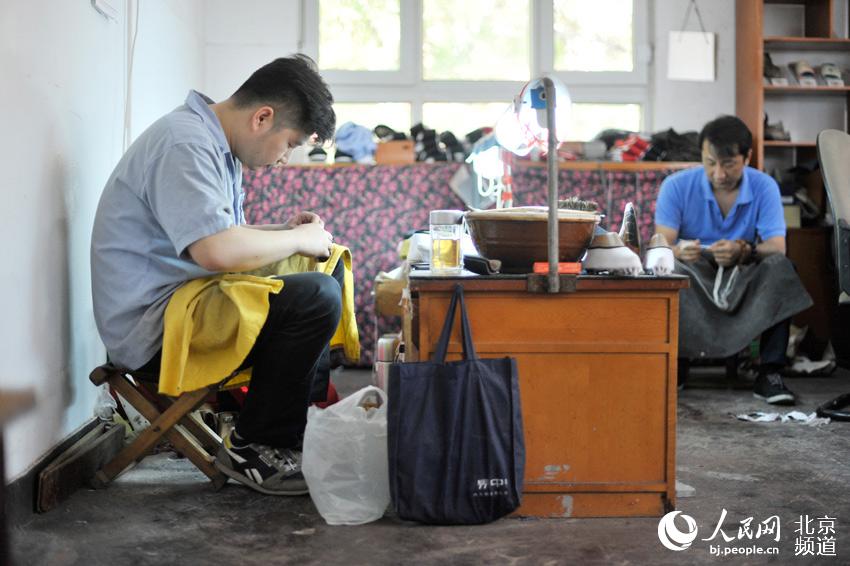 A diferencia de los productos que se fabrican con maquinarias al por mayor, los zapatos Neiliansheng son personales y únicos. (bj.people.cn)
