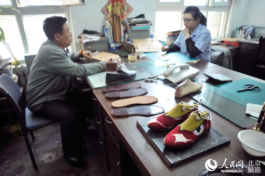 El señor He es un maestro del calzado Neiliansheng. Después de comunicarse con los fabricantes de calzado italianos, descubrió que su artesanía tiene mucho en común con la italiana. (bj.people.cn)
