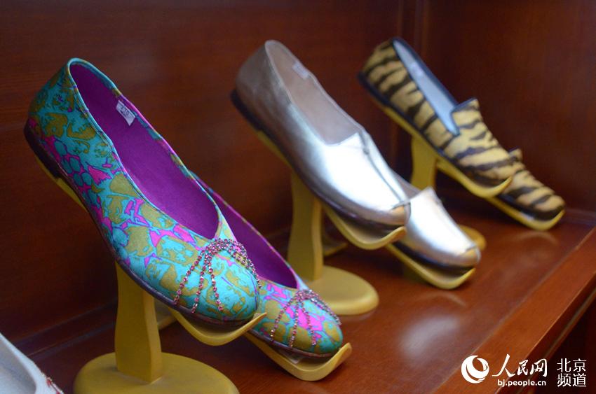 En los últimos años, los trajes de estilo tradicional chino han recobrado su popularidad. Neiliansheng ha lanzado varias series de zapatos de estilo tradicional con elementos modernos incrustados. (bj.people.cn)
