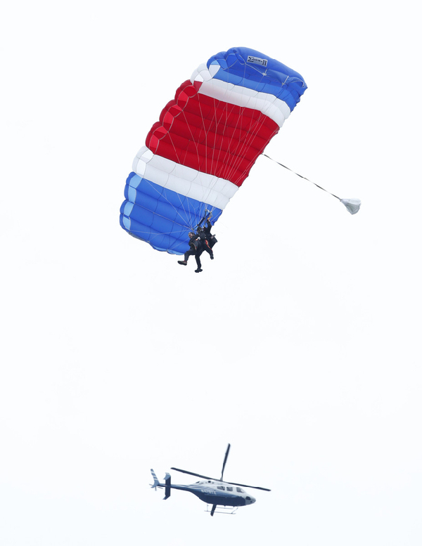 George Bush padre celebra su 90 cumpleaños saltando en paracaídas