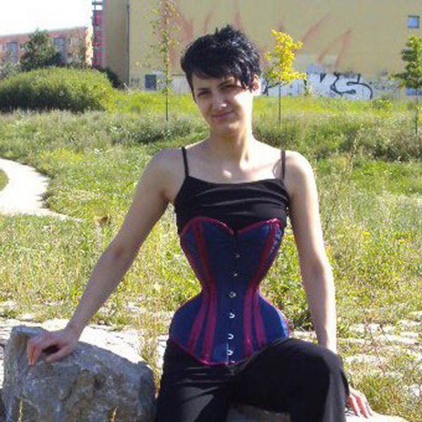 La cintura increíble de una mujer alemana  8