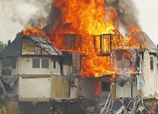 Los bomberos queman una mansión de lujo reduciéndola a cenizas
