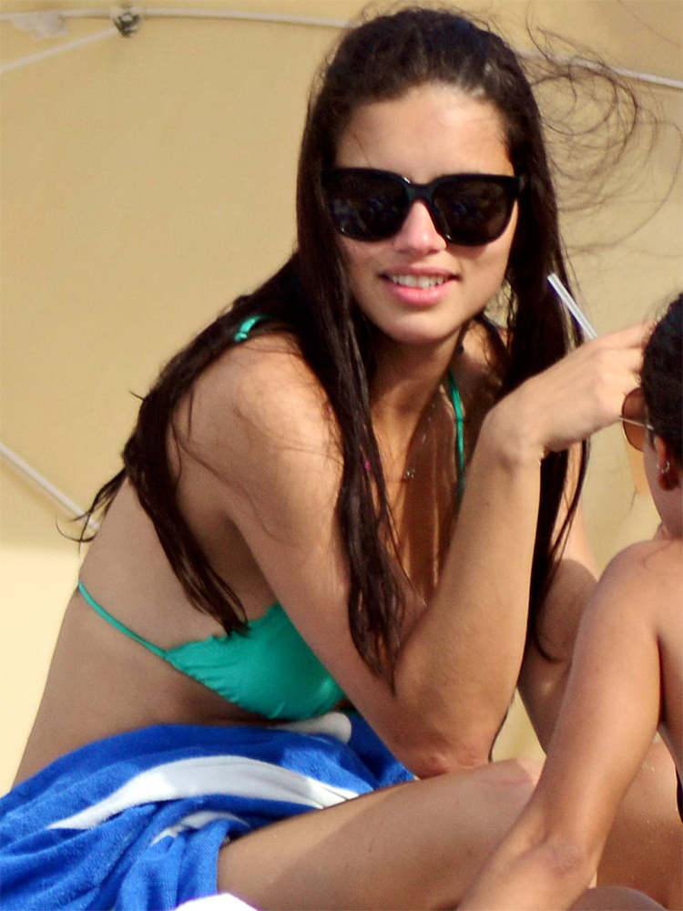 Adriana Lima presume sus curvas en Miami