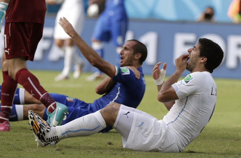 Luis Suárez vuelve a morder a un rival: esta vez su víctima fue el italiano Chiellini