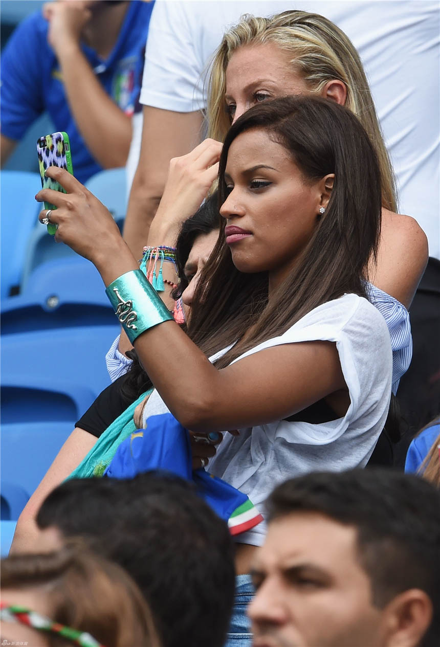 Fanny Robert, novia sexy de Balotelli ilumina en el Mundial