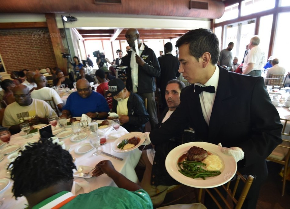 Un millonario chino invita a comer a cientos de vagabundos en Nueva York
