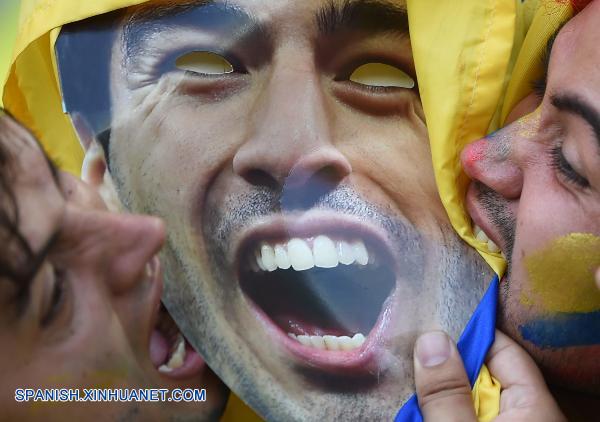 Aficionados portan máscara con imagen de Luis Suárez