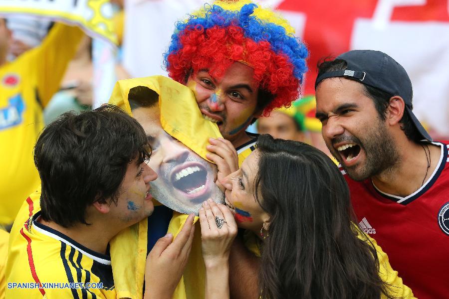 Aficionados portan máscara con imagen de Luis Suárez