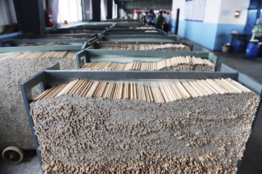 Lápices a medio terminar se apilan en un taller en la aldea Yuanbao, Heilongjiang. En cinco años la aldea planea aumentar la producción y cubrir el 80 porciento de la demanda de lápices de toda China. [Foto/Xinhua]