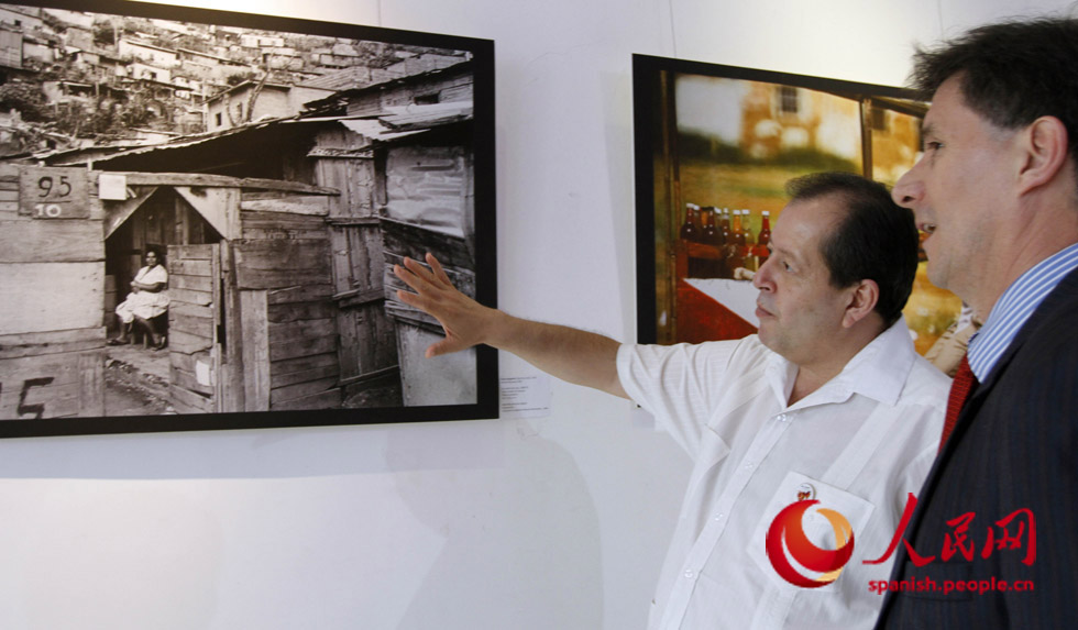 El Sr. Iván Serpa (a la izquierda), embajador de Venezuela en China, inauguró en Pekín la exposición 20 fotografías=14 fotógrafos venezolanos.