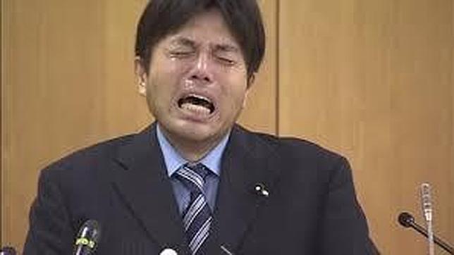 Las lágrimas de un político japonés arrasan en YoutTube