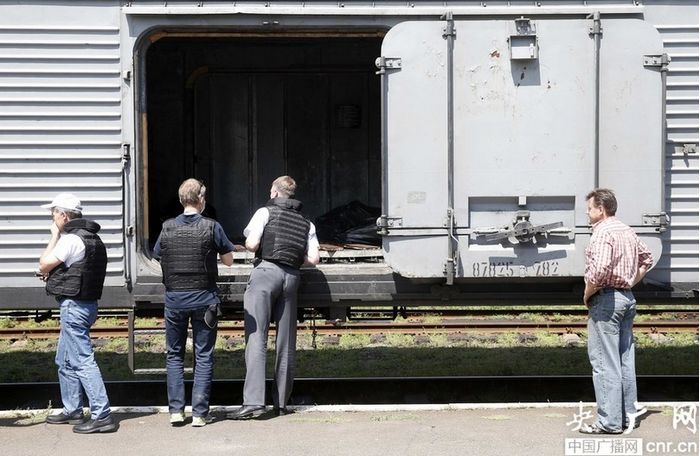 Trasladan restos humanos del vuelo MH17 en vagones frigoríficos de tren