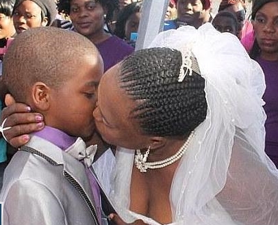 Niño de 9 años y mujer de 62 celebran su primer aniversario de boda