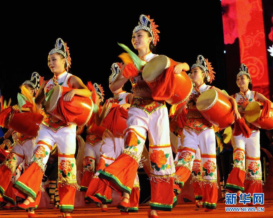 Cantos y danzas originales de “Chamu” en el Festival de la Antorcha de la etnia Yi