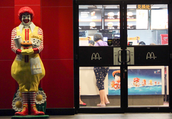 Una clienta compra en un McDonalds en Mudanyuan, Pekín, el domingo. La tienda se ha deshecho de todos sus productos cárnicos.