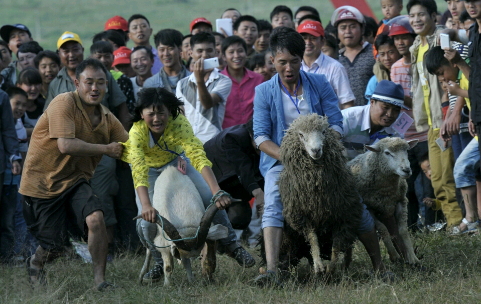 Grupo étnico Yi celebra el Festival de la Antorcha