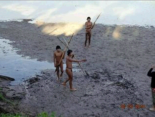 Indígenas en Brasil por primera vez visitan la civilización