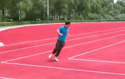 China pinta la primera pista de atletismo rectangular