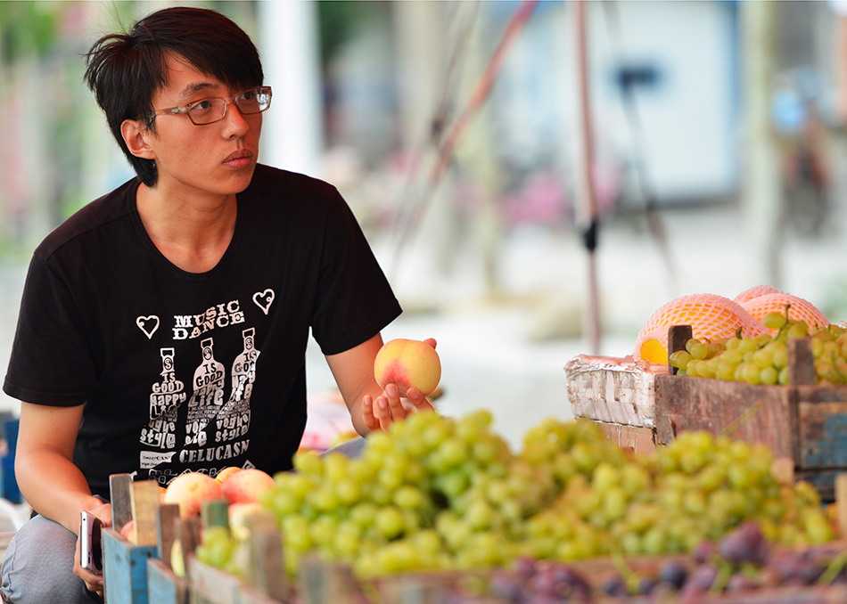 Estudiante usa Wechat para vender fruta