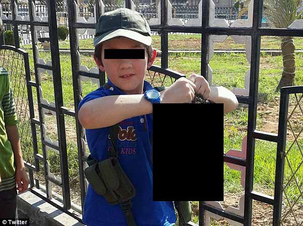 Yihadista obsequia a su hijo de 7 años la cabeza de un soldado y cuelga foto en Twitter