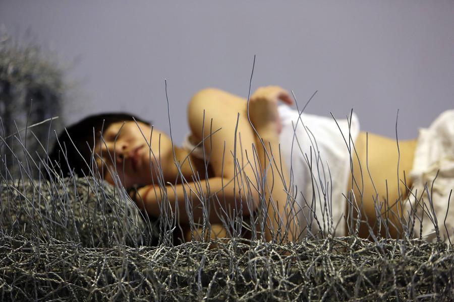 Artista dormirá en una cama de alambres de hierro durante 36 días