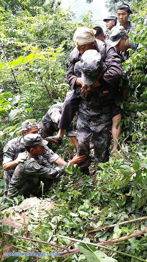 Ejército chino elogia a tropas por ayuda tras sismo en Yunnan
