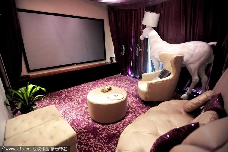 Sala personalizada en el cine "Amy 1895" de Shenyang, provincia de Liaoning, con una lámpara de caballo, el 13 de agosto de 2014. [Foto/CFP]