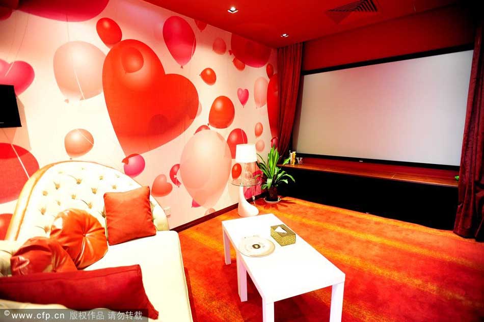 Sala con temática de corazón con corazones rojos, alfombras rojas y cortinas rojas en el cine "Amy 1895" de Shenyang, provincia de Liaoning, el 13 de agosto de 2014. [Foto/CFP]