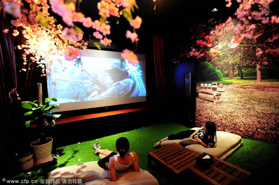 Dos mujeres ven una película en una sala de proyección personalizada del cine "Amy 1895" en Shenyang, el 13 de agosto de 2014. [Foto/CFP]