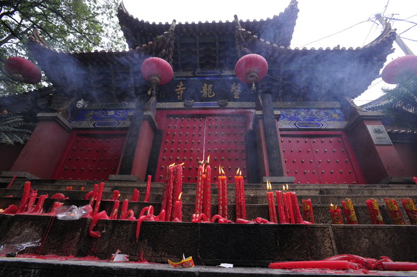 El templo Panlong en Yunnan  cerró sus puertas el 15 de agosto de 2014 a los turistas que simplemente quemaban incienso en la entrada. [Foto/CFP]