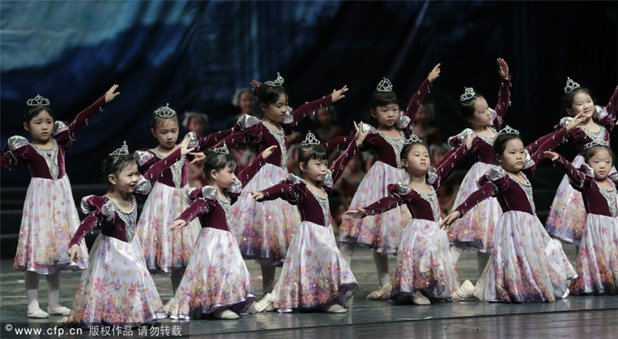 Los niños bailan en el teatro. Wuhan. Hubei. [Foto/PPC]