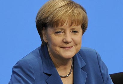 Merkel apoya al ministro español de Economía Luis de Guindos para presidir el Eurogrupo