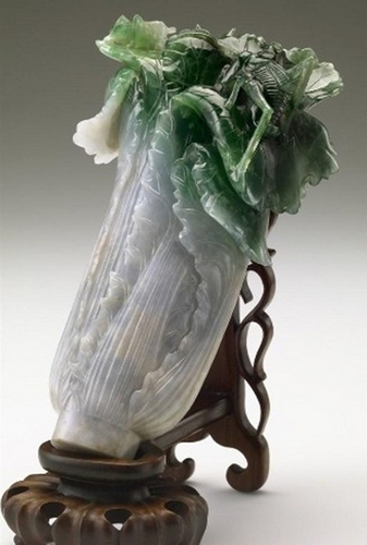 "El repollo de Jade" es un fragmento de jadeíta, tallado en forma de col china. La pieza presente un chapulín y un saltamontes camuflados entre las hojas. Forma parte de la colección del Museo Nacional del Palacio de Taipei, en Taiwán.