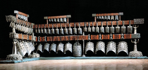 Las "Campanas de Zeng Houyi", pertenecientes al Museo de Hubei. El conjunto de campanas fue hallado durante las excavaciones de las tumbas de Zeng Houyi, quien fuera duque en la ciudad de Suizhou, Hubei. La gama musical de las campanas llegan a tocar más de cinco octavas. Han sido clasificadas como un "singular tesoro mundial ". 