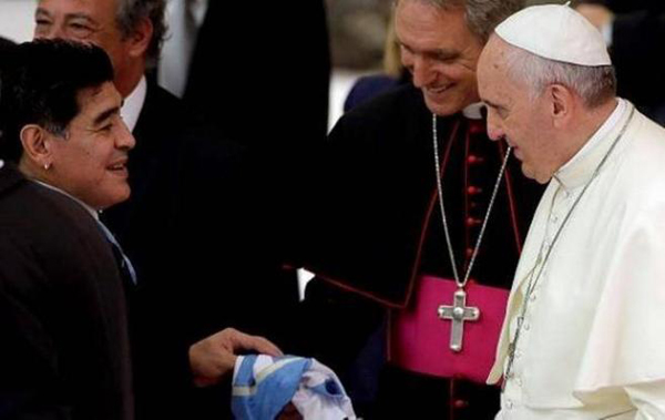 Maradona y el papa Francisco se reunen por la paz