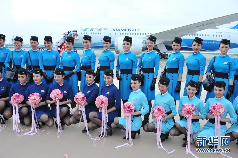Azafatas lucen sus nuevos uniformes. Con la llegada de su primer Boeing 787, Xiamen Airlines se ha convertido en la tercera línea aérea china que opera un Boeing 787