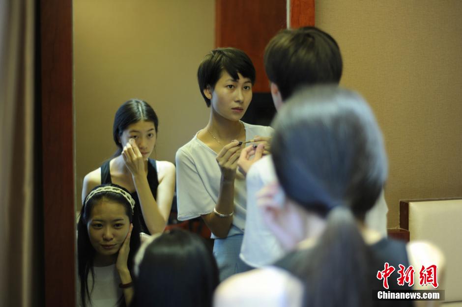 Las concursantes de la final del Concurso Miss Naútica 2014 asisten al entrenamiento en el Salón Náutico Internacional durante el cual recibirán clases profesionales de baile, etc. Changsha. Hunan.