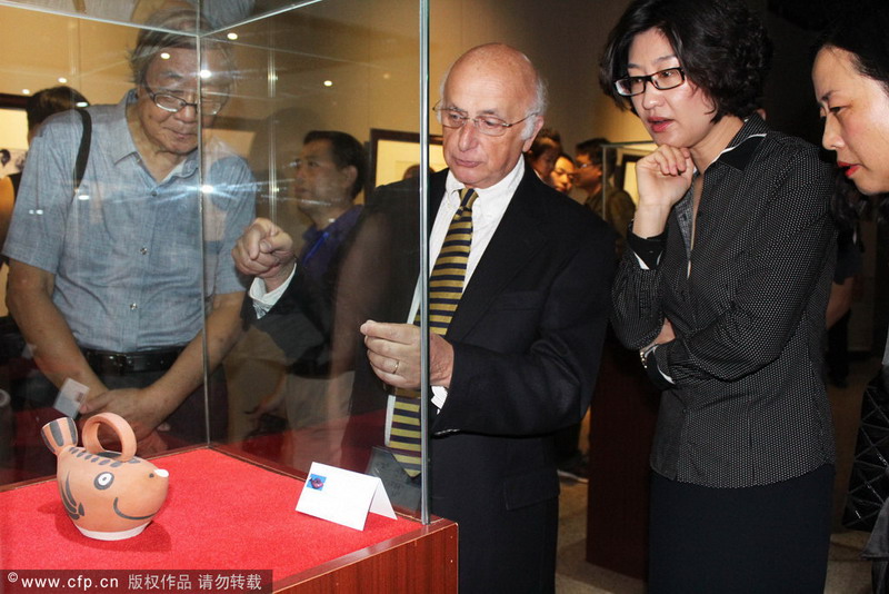 El prestigioso experto en arte Vincenzo Sanfo es el curador. La exposición se inauguró en el Museo de la ciudad de Zibo, en Shandong. 