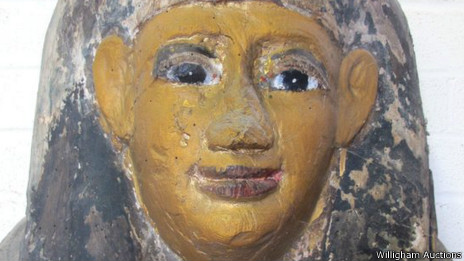 A pesar del reclamo de Egipto, subastan la tapa de un antiguo féretro