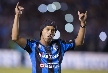 Investigan por racismo a un político mexicano que llamó "simio" a Ronaldinho