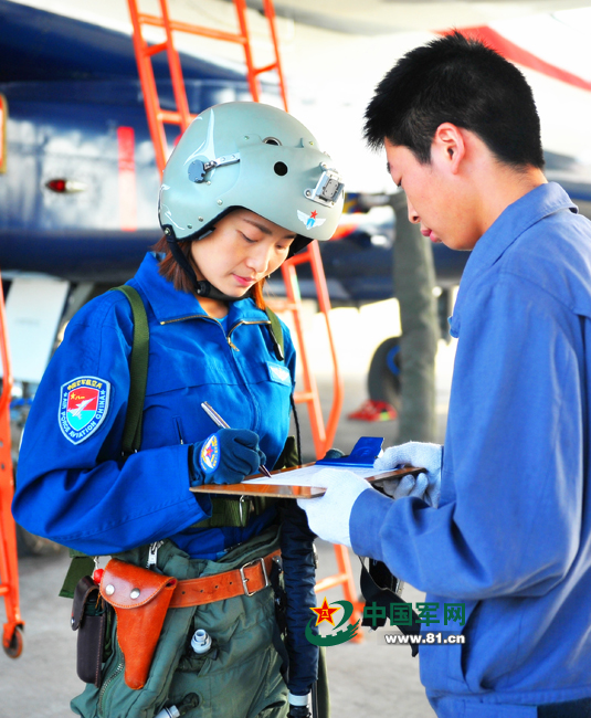 Mujer piloto de combate de la fuerza aérea china