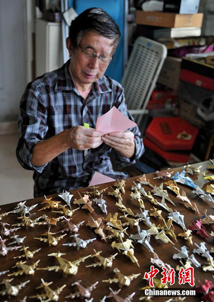 Hombre de 70 años fabrica 10.000 aviones de papel