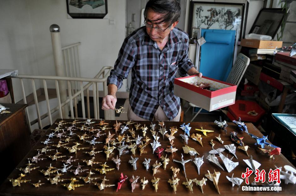 Hombre de 70 años fabrica 10.000 aviones de papel